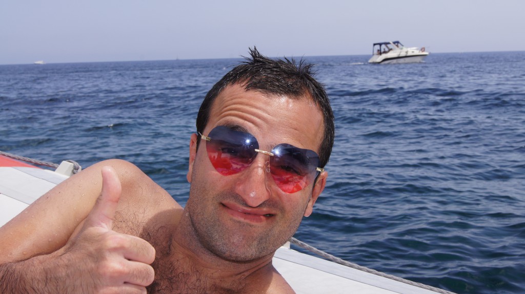 Alireza, der Geschichtenerzähler auf Sardinien mit seiner neuen "Mr. Lover Lover Brille"