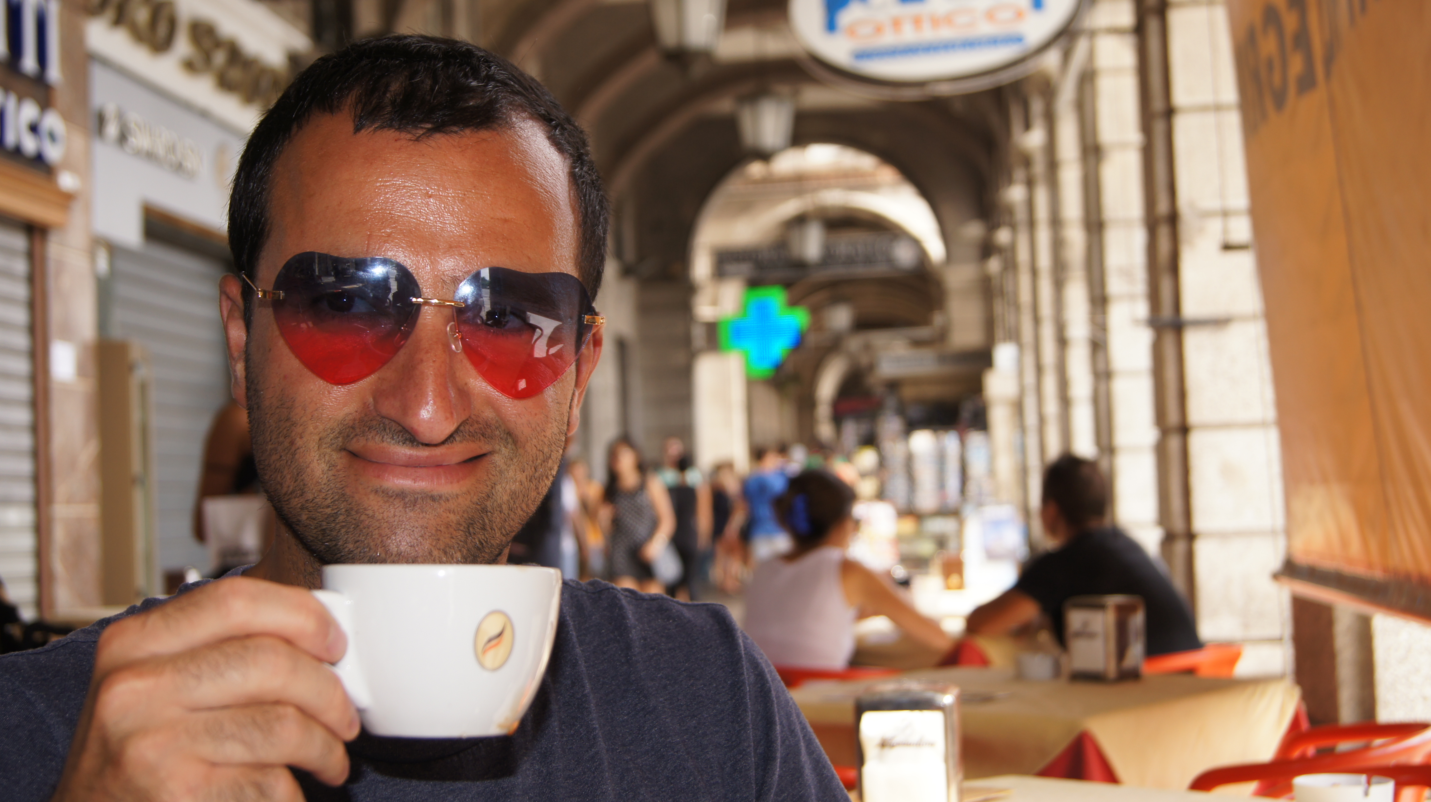 Alireza in Cagliari / Sardinien - Mit einer Tasse Cafe und seiner "Mr. Lover Lover Brille"